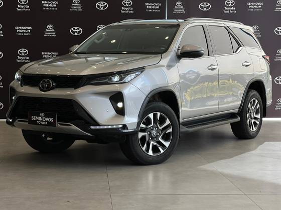 TOYOTA HILUX SW4 2.8 D-4D TURBO DIESEL SRX PLATINUM 7L 4X4 AUTOMÁTICO